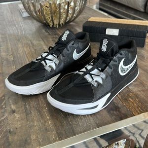 NIKE KYRIE FLYTRAP BASKETBALL SHOES